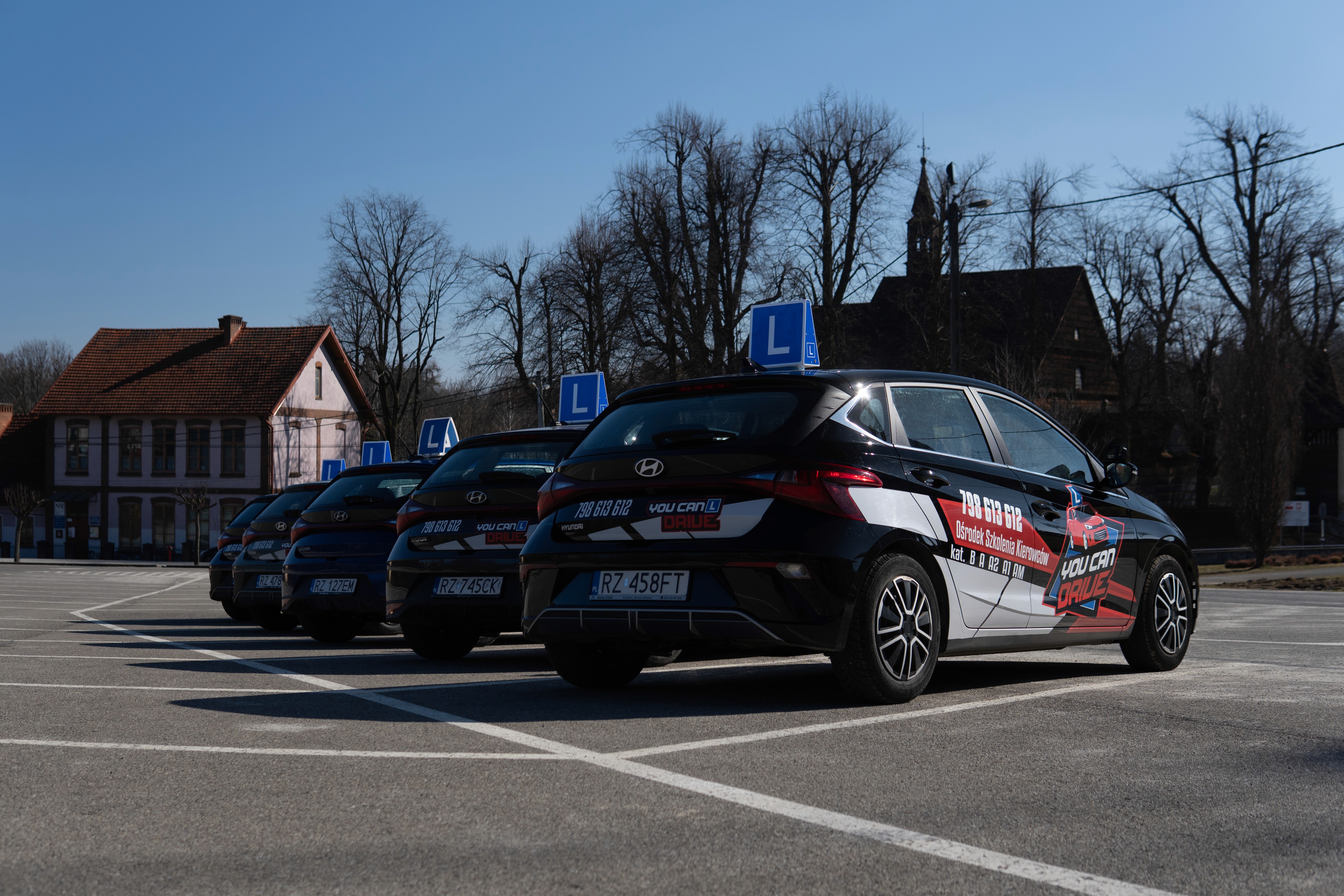 Instruktorzy w szkole nauki jazdy OSK You Can Drive w Rzeszowie.