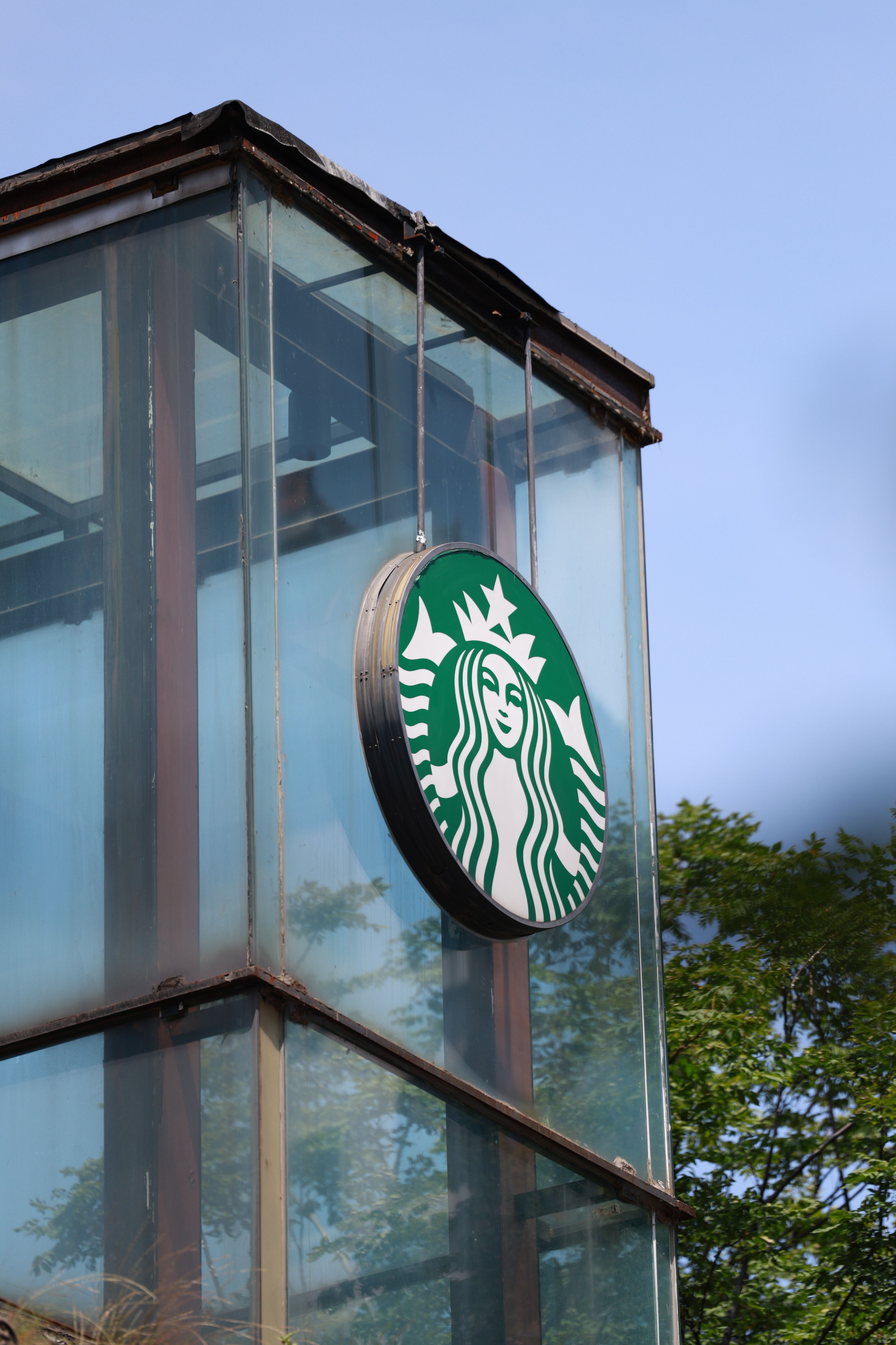 starbucks-logo-sign-on-an-outdoor-glass-building-with-clear-blue-sky-background. - andy-lee (pexels)
