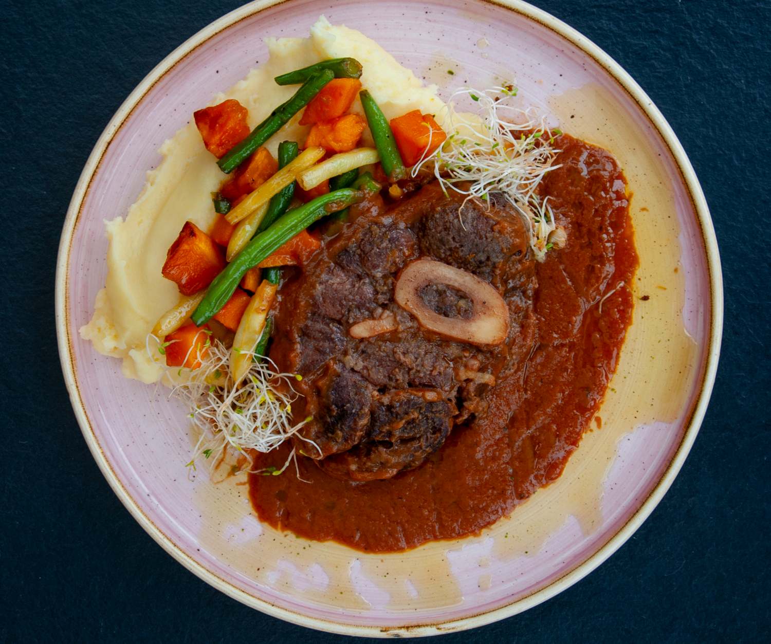 danie główne z warzywami i puree ziemniaczanym po treningu w IronResorts