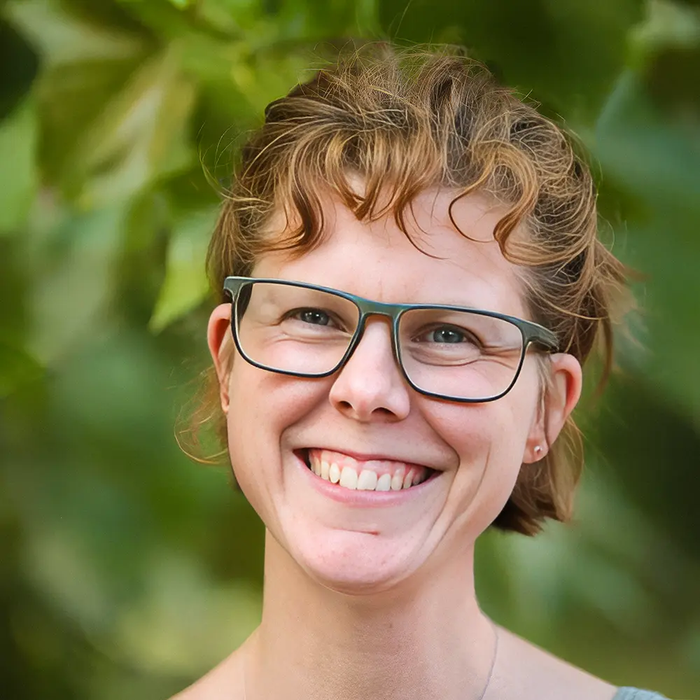 Lehrerin vor Naturhintergrund