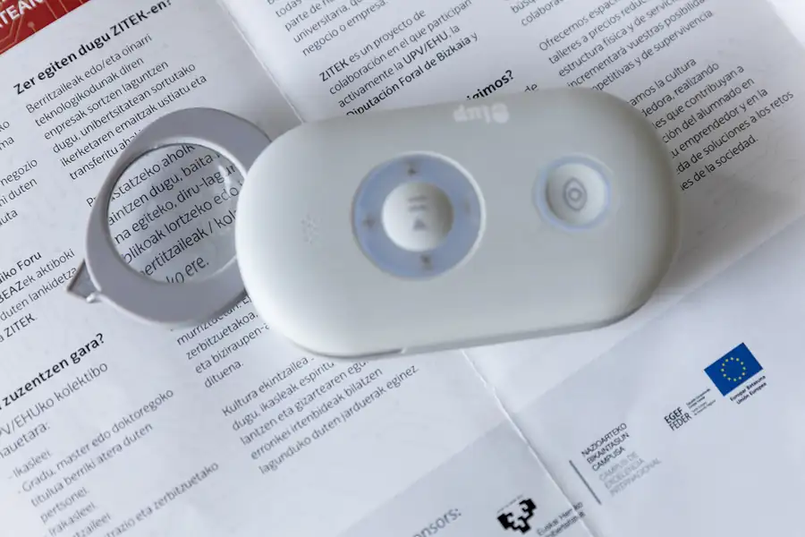 La Lupa Inteligente con su lente de aumento abierta sobre un folleto impreso
