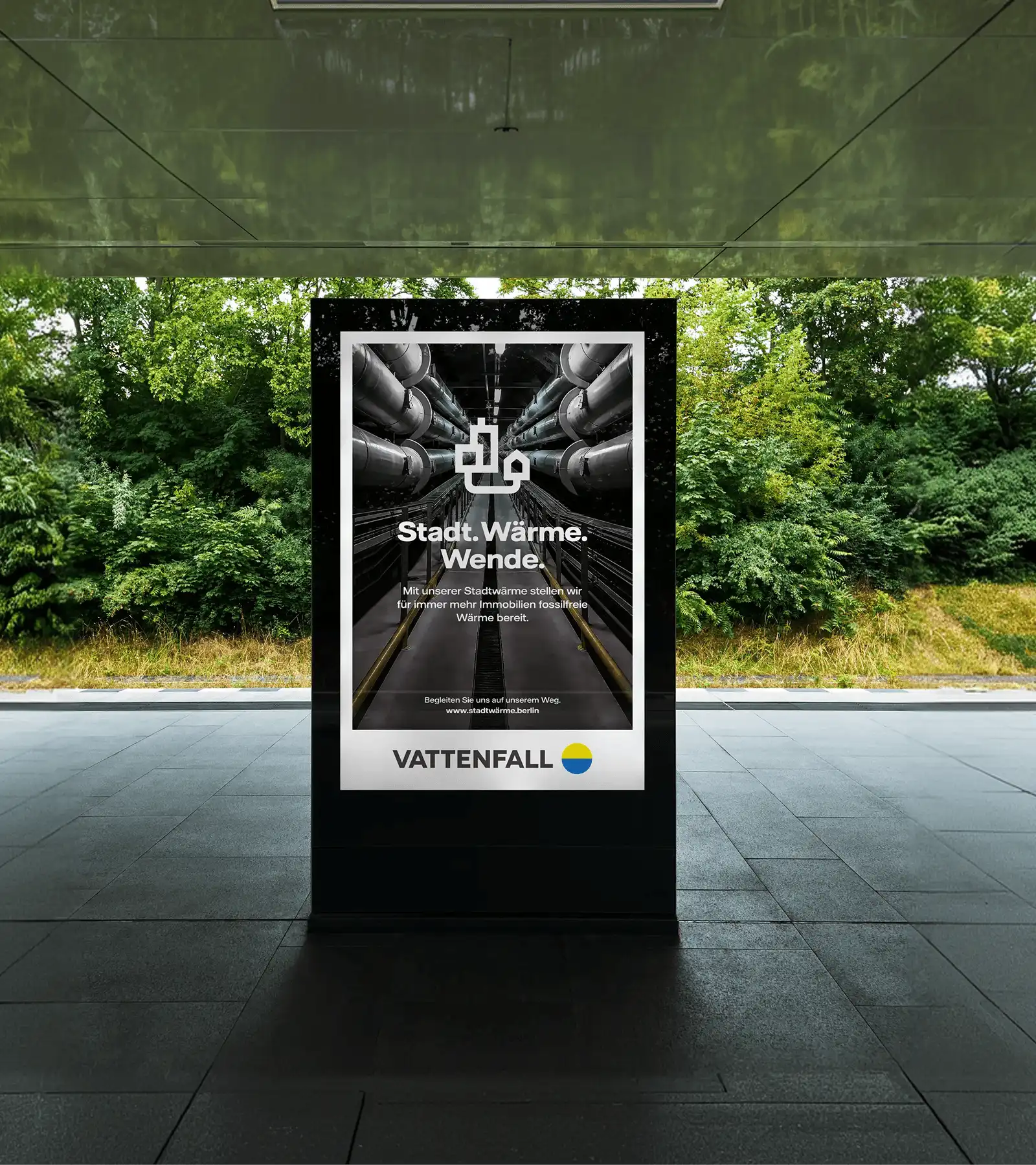 Screen am Bahnhof mit einer Vattenfall Kampagne