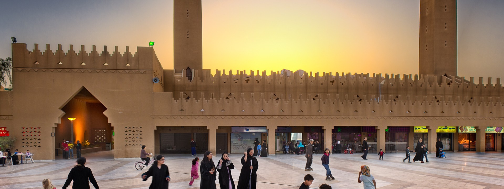 زوار يتجولون في الحي الدبلوماسي بالرياض وسط المباني الحديثة ذات التصاميم العالمية