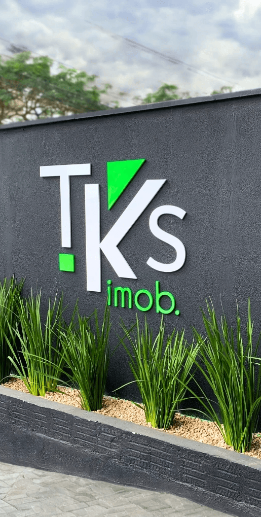 The photo of a skyscrapper and the blue sky as a background