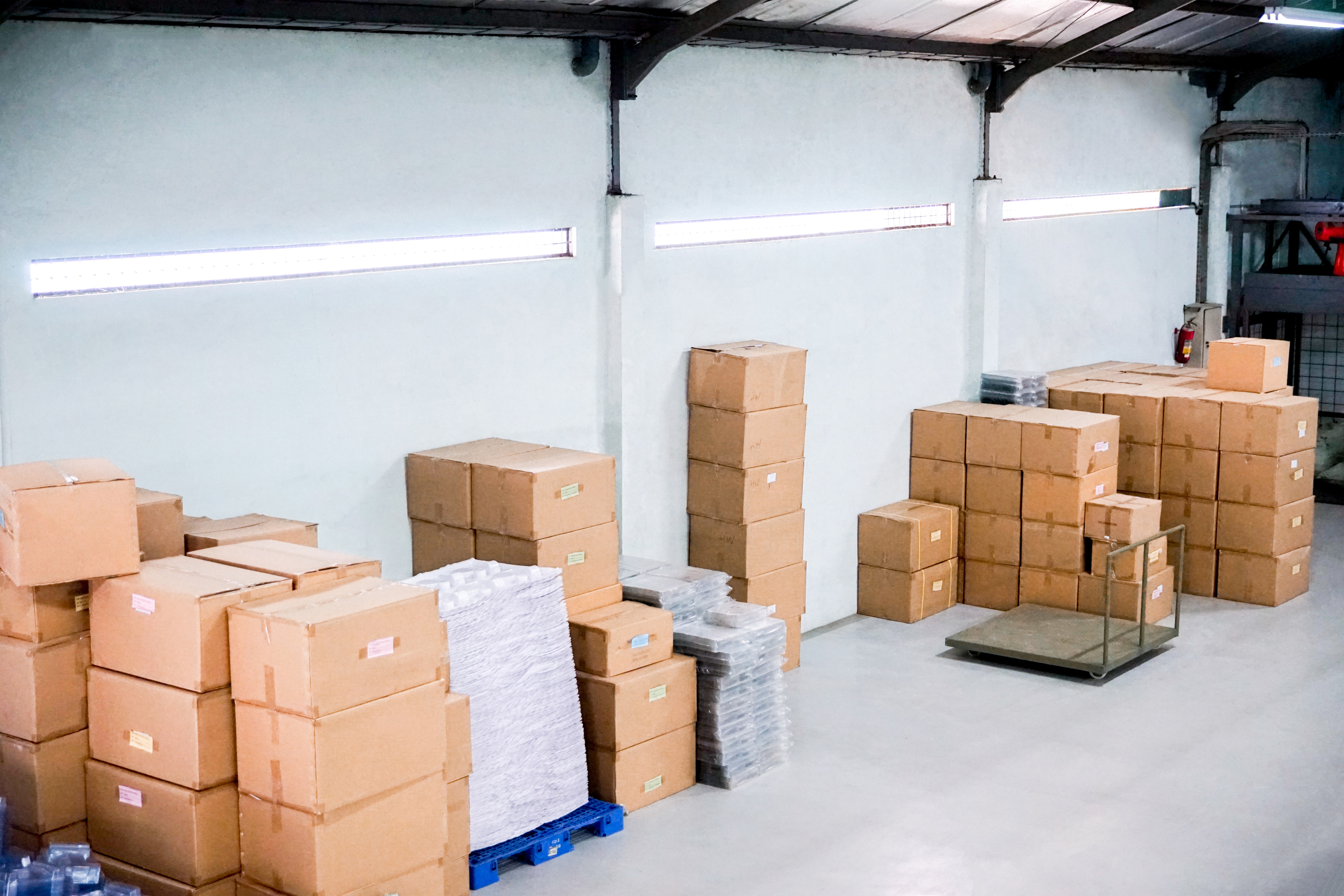 Tumpukan dus hasil dari proses produksi dan melewati quality control yang ketat sebelum dikirimkan ke konsumen