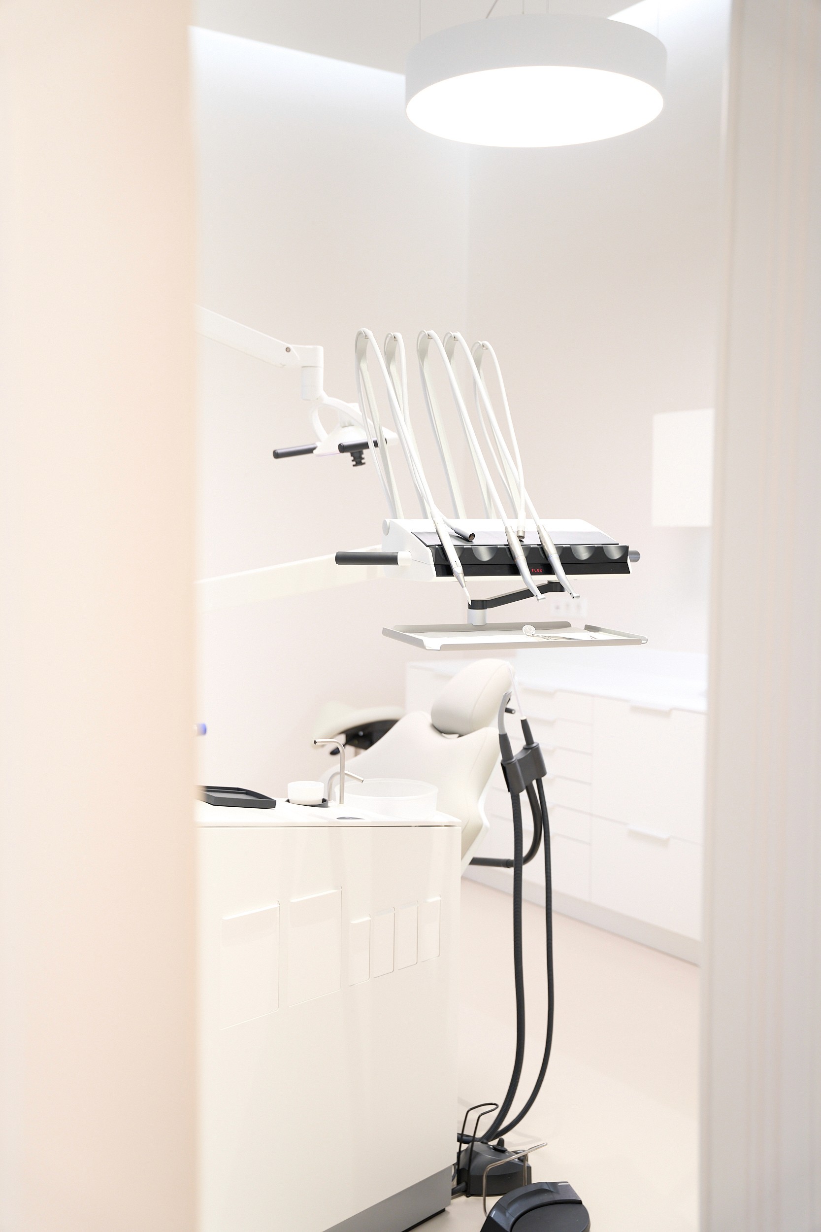 Moderne Zahnarztpraxis mit Behandlungsstuhl und Geräten.