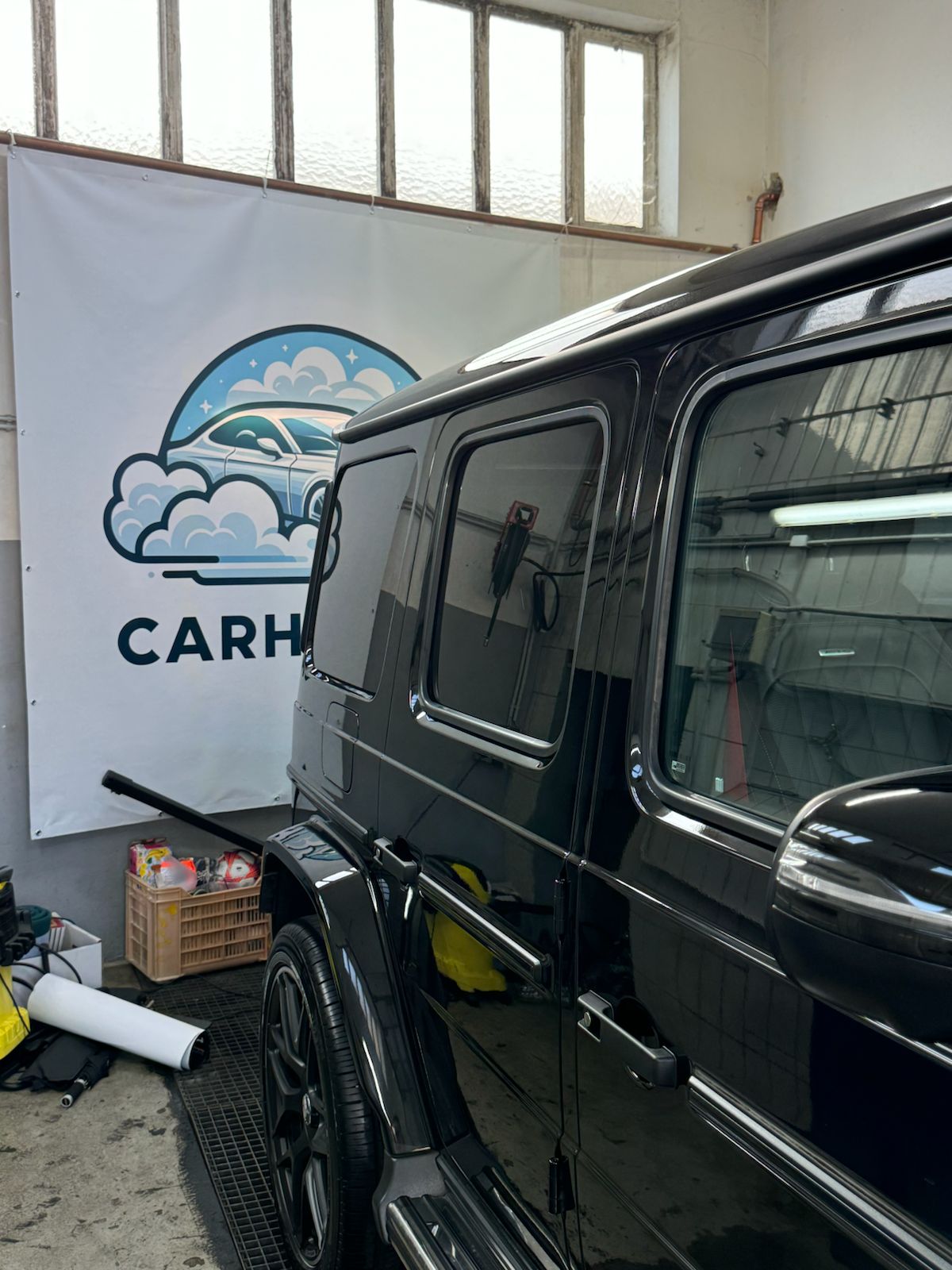 schwarzer, frisch gewaschener und aufbereiteter Mercedes G63 AMG in der Garage von CarHeaven-Autoaufbereitung