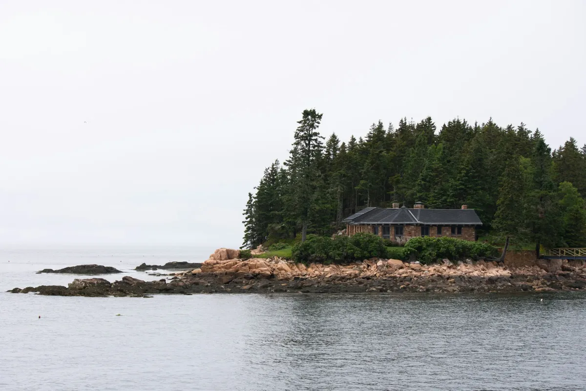 Maison des Pins — the house seen from the water