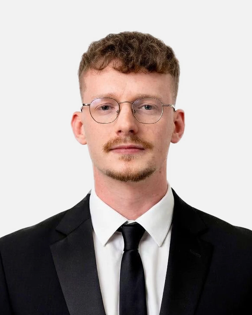 Nicolas Hensel vor weißem Hintergrund