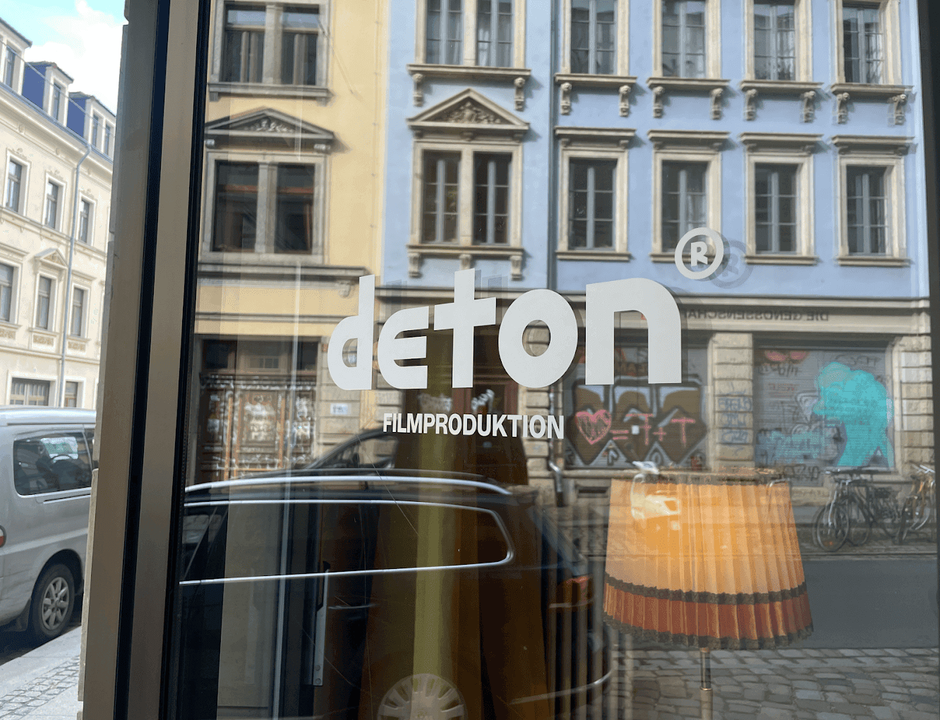 deton® Studio / Büro Scheibe von außen fotografiert