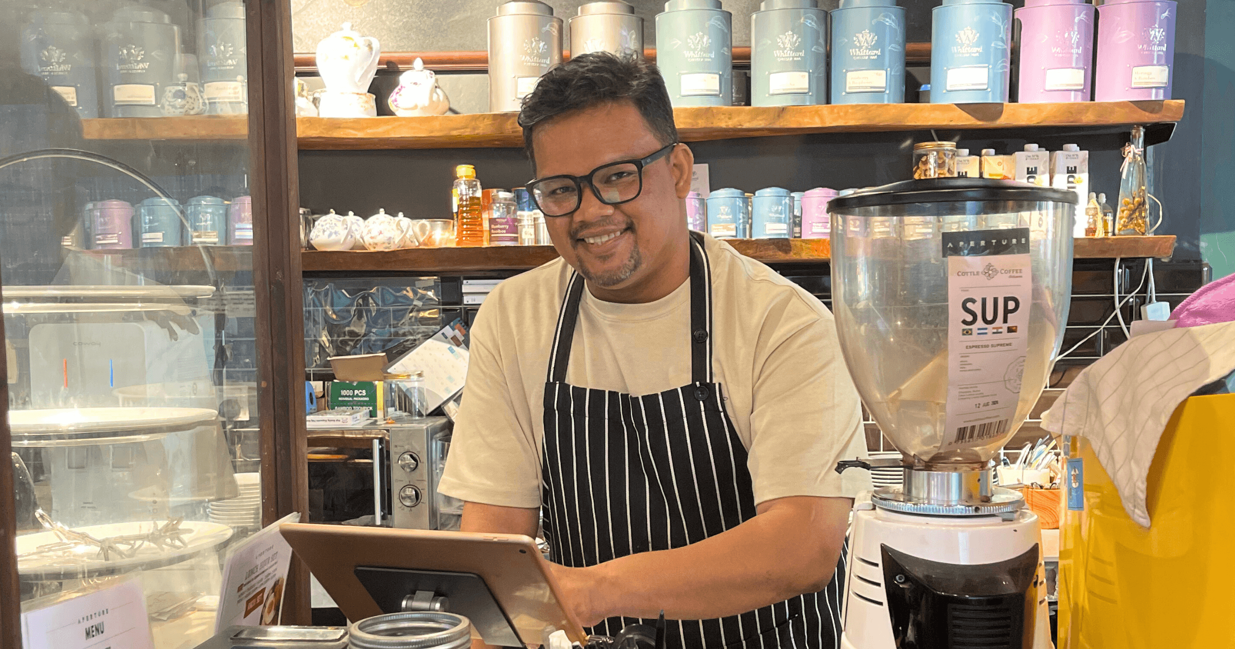 Razali Zakaria, founder Aperture Cafe, menggunakan tablet dilengkapi dengan sistem POS StoreHub, di Aperture Cafe, TTDI.