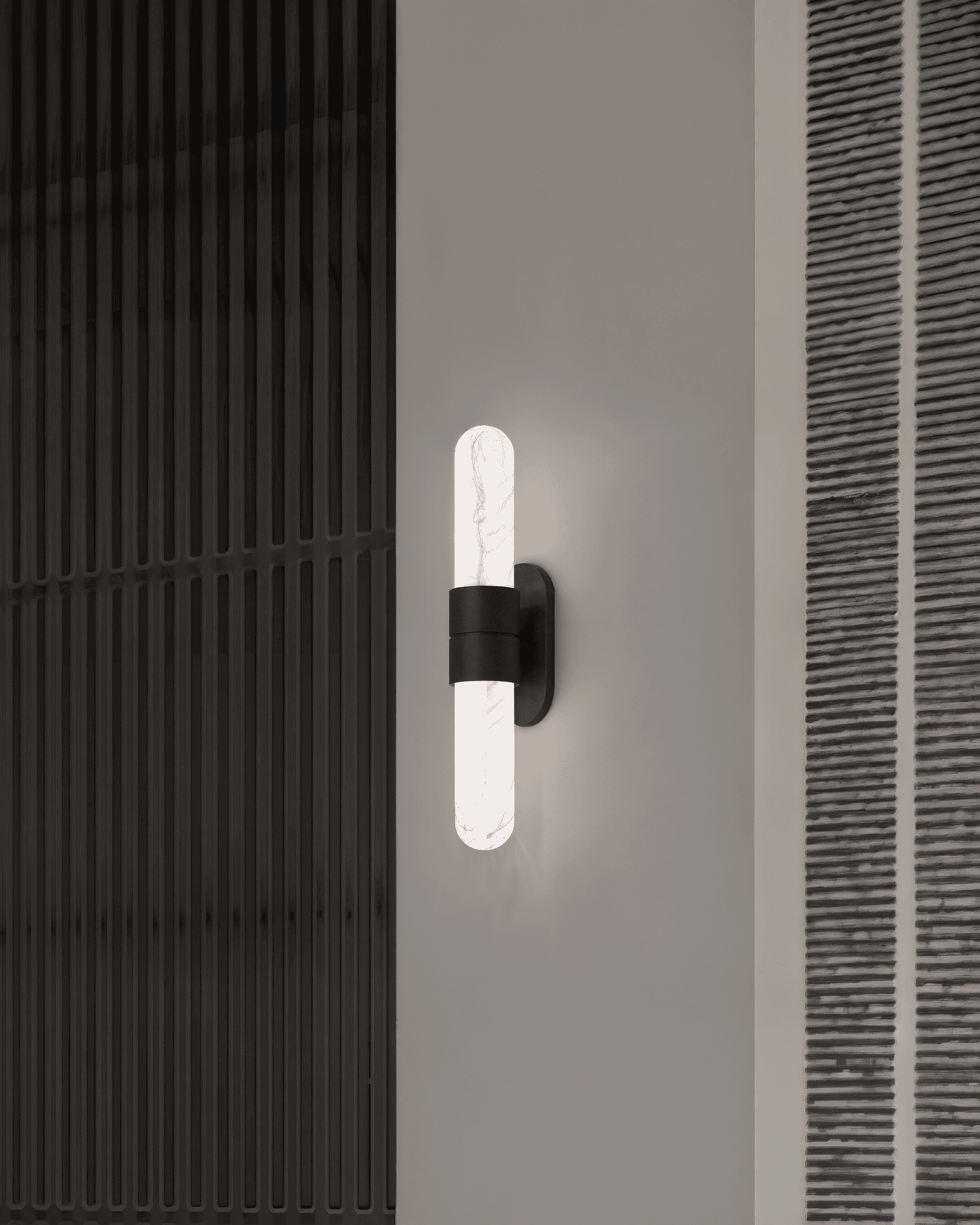 Slaapkamer met zichtbaar balkenplafond, zacht textiel en kunst boven het bed in neutrale tinten.