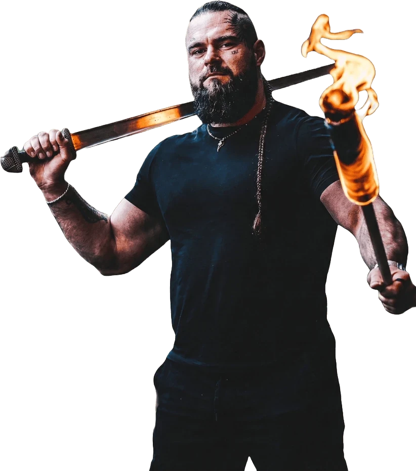 Paweł „Viking” Pawlak z mieczem i pochodnią