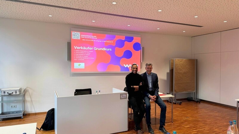 Verkäufer Grundkurs Präsentation mit zwei Personen im Konferenzraum. Verkaufstraining.