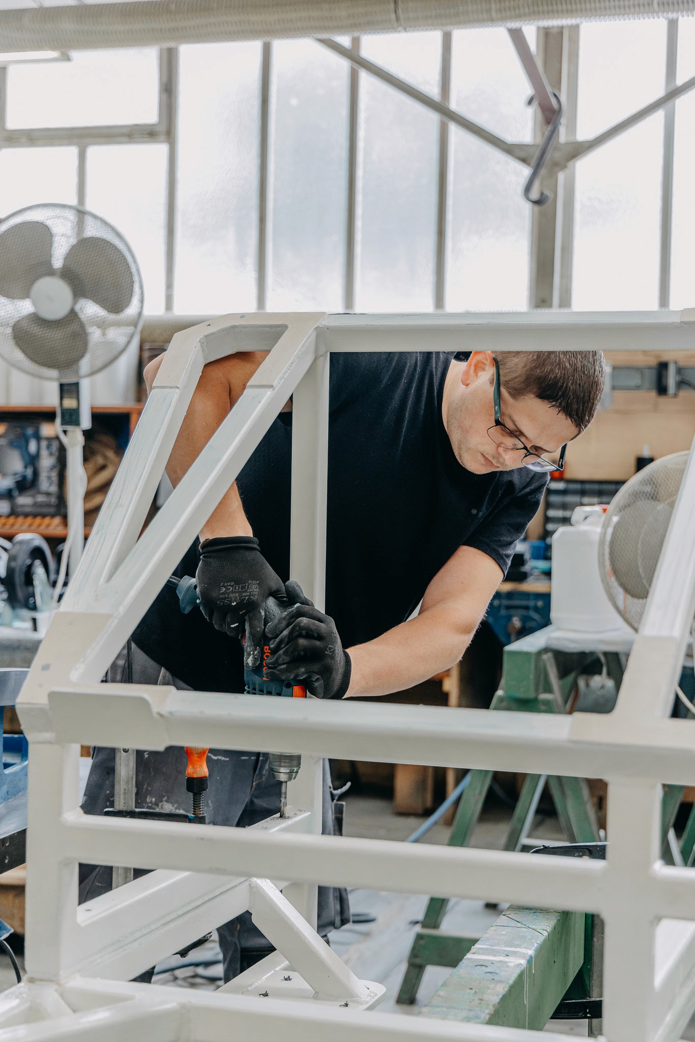 Opérateur en train de concevoir le gabarit de contrôle dans ses finitions