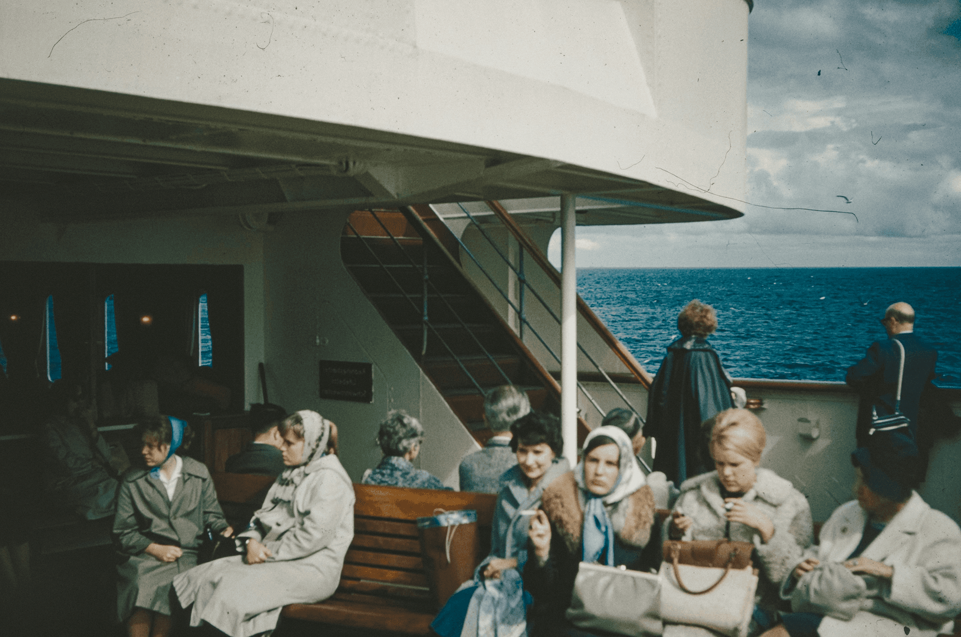Vintage cruise ship passengers chatting on deck overlooking ocean, symbolizing coordinated deal orchestration platforms streamlining B2B revenue teams in 2026