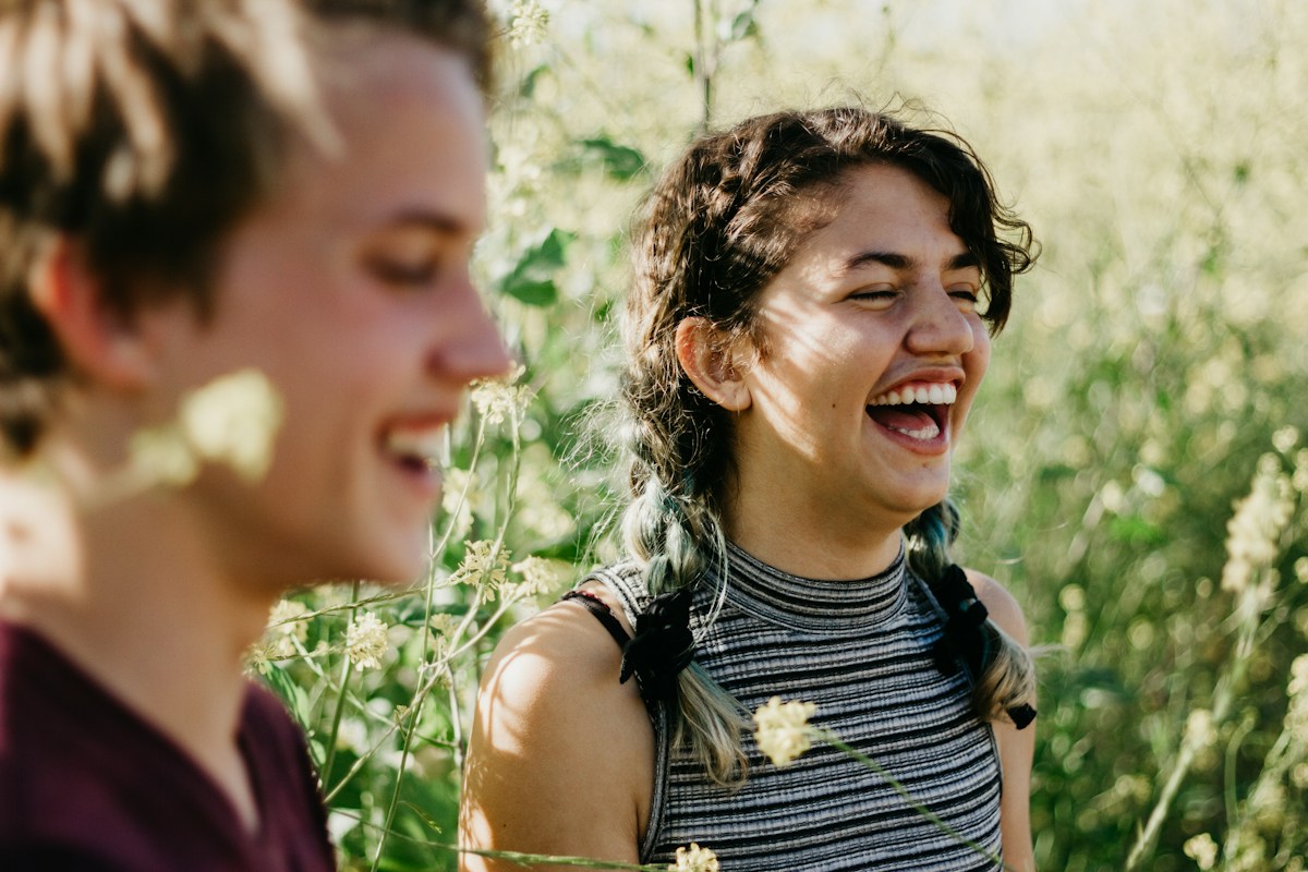 Jongeren lachen buiten samen