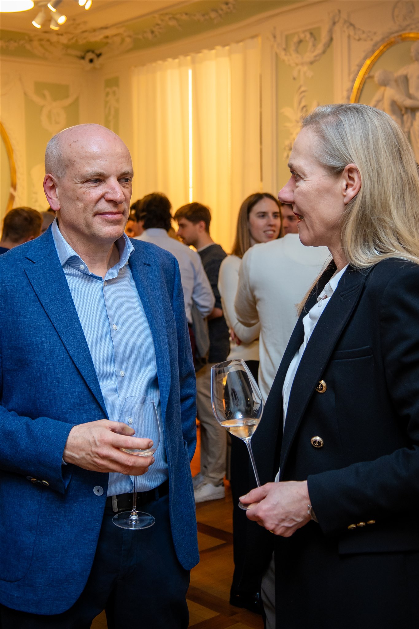 Guests in professional conversation during Recht KI book launch in Zurich