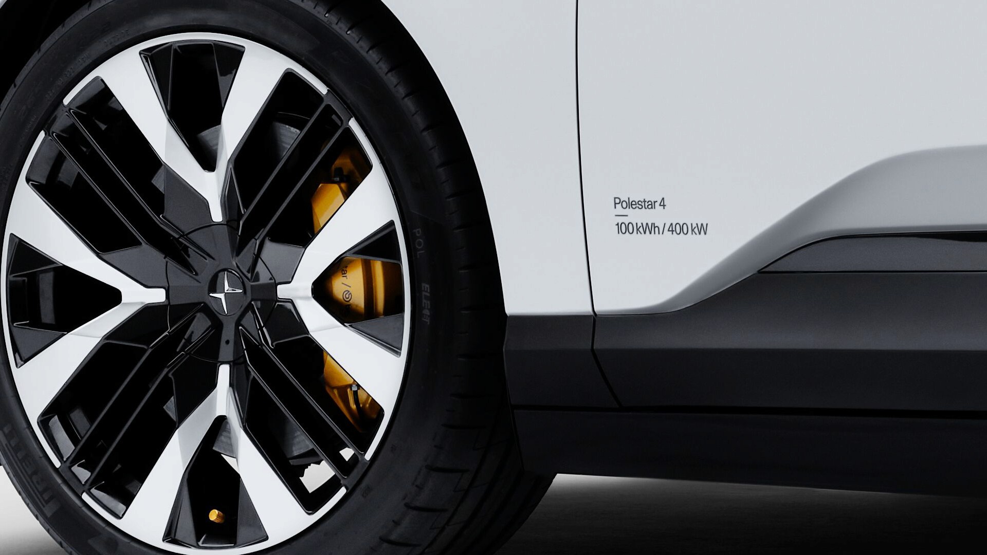Jante de la Polestar 4 avec étrier de frein performance et finition latérale du SUV électrique