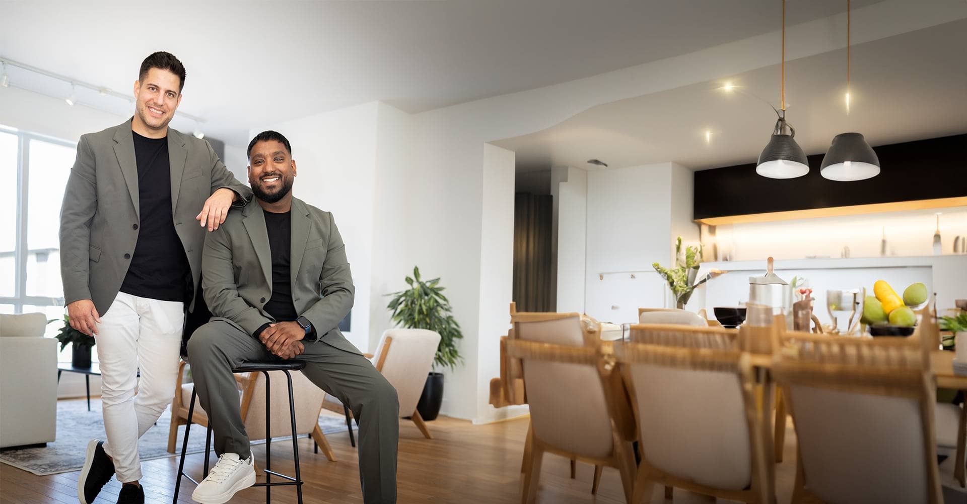 Alexandre et Brandon dans une propriété luxueuse