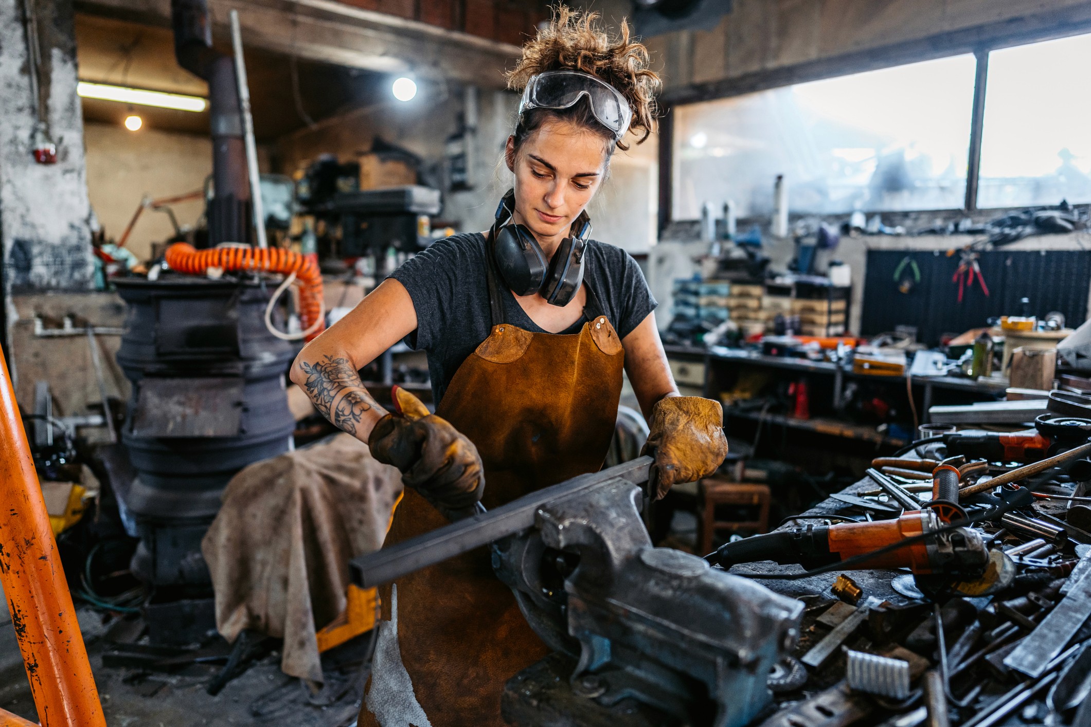 Handwerkerin in Werkstatt