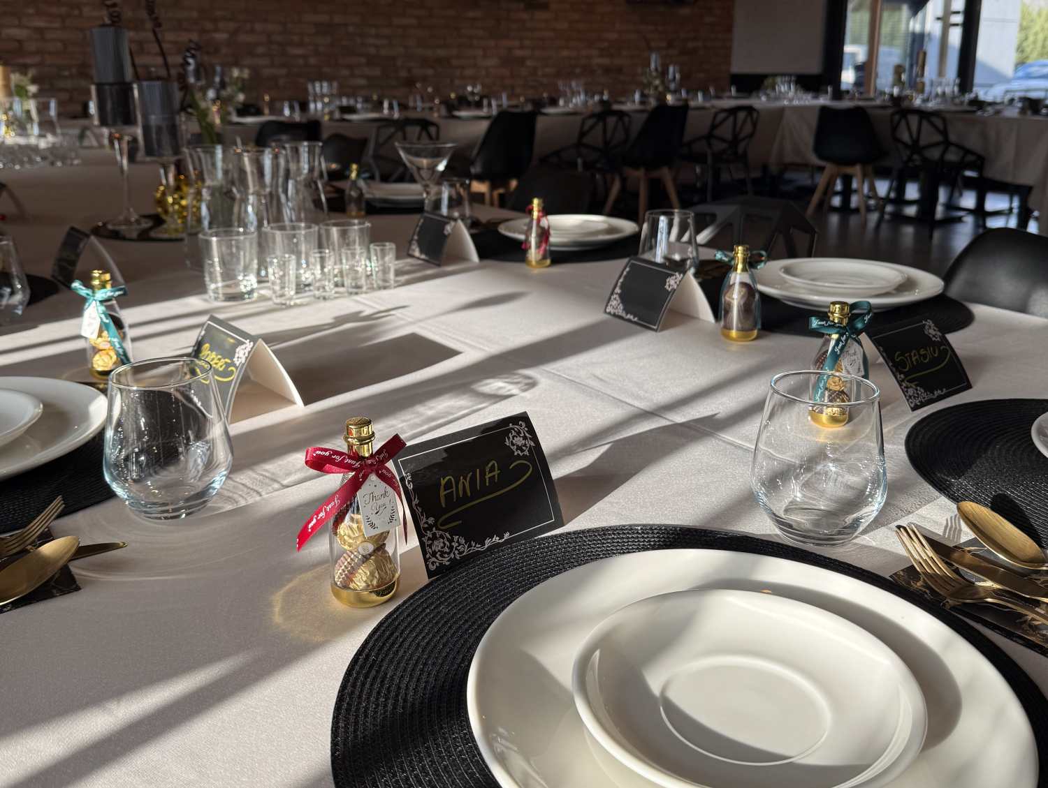Sala restauracyjna przygotowana na przyjęcie urodzinowe