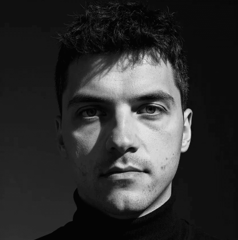 Web designer freelance che progetta siti web chiari, moderni e funzionali