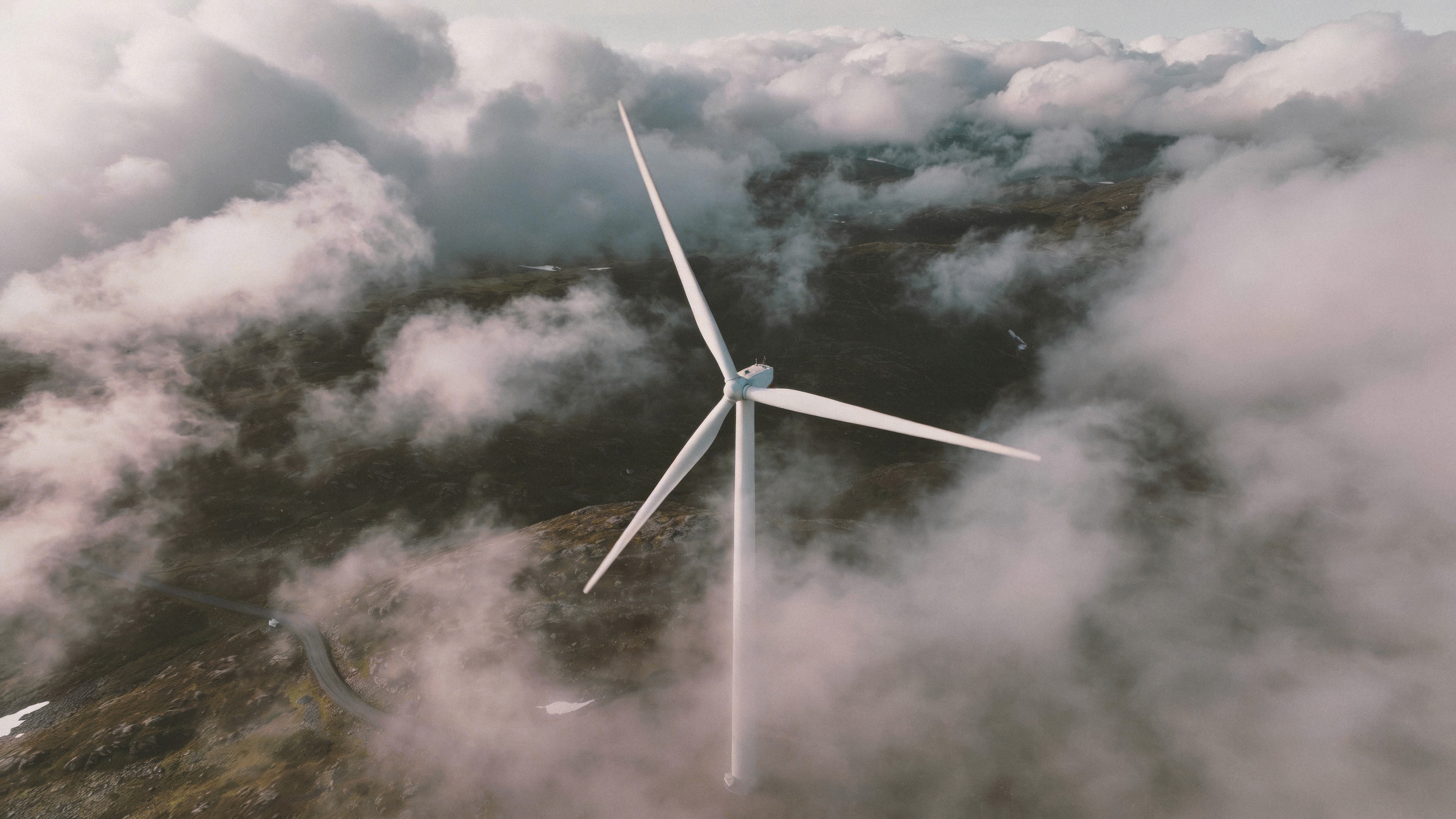 Foto av vindturbin i skylagt landskap