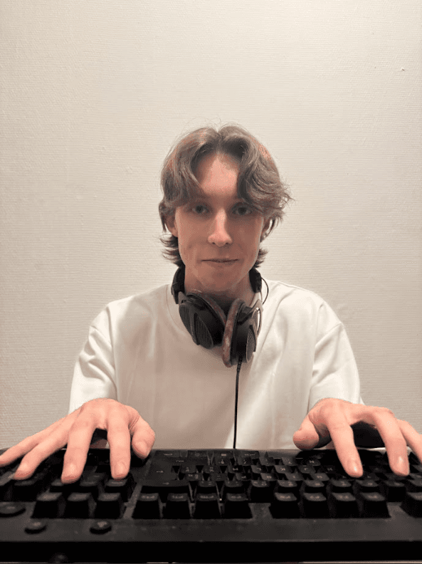 Photo de Yannis en pleine programmation de site internet