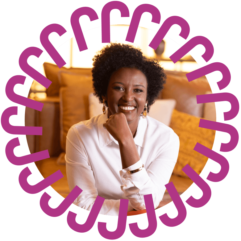 Denise Silva, fundadora da Ujamaa, sorrindo em ambiente profissional. Representa liderança e compromisso com impacto social.