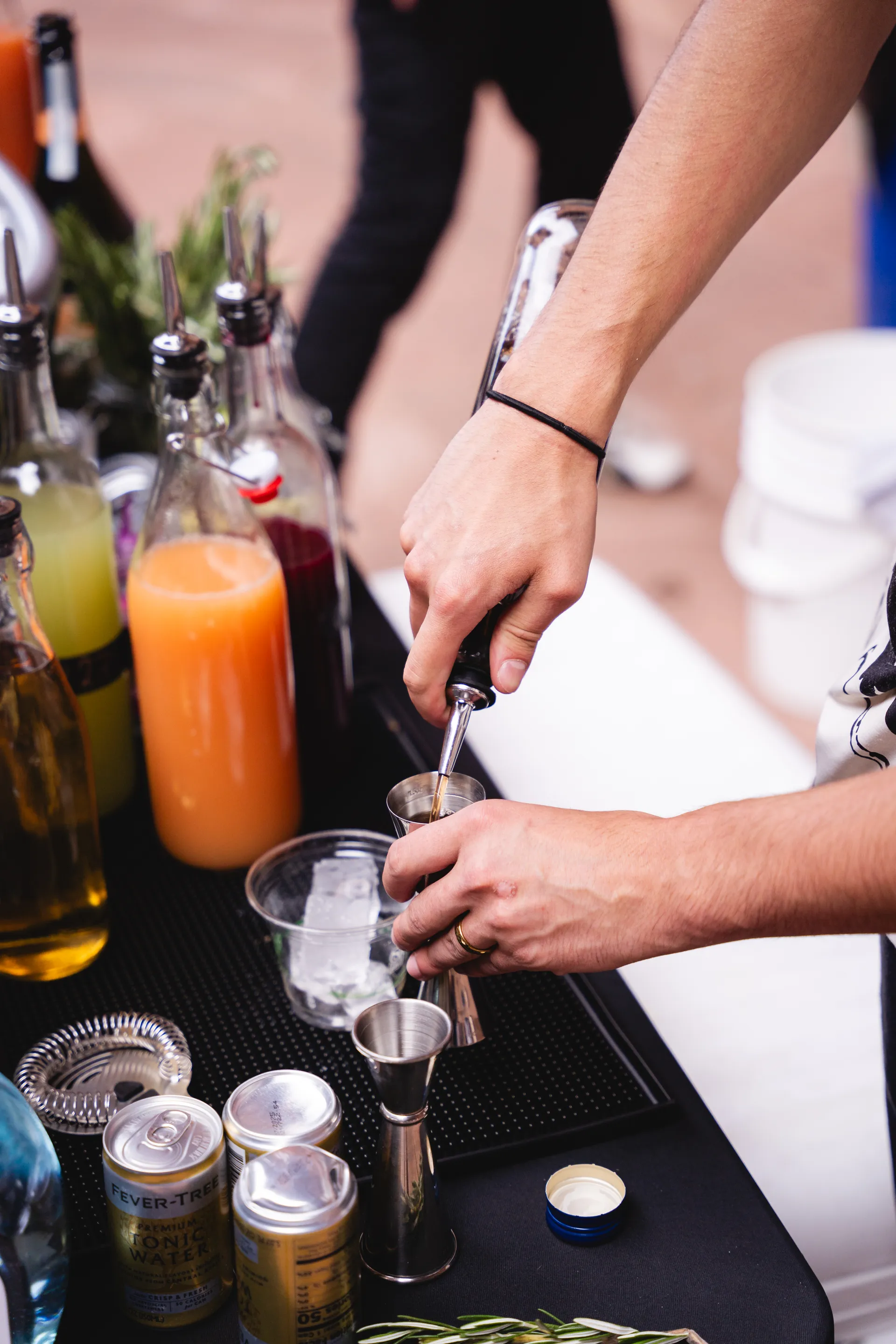 Measuring gin for a cocktail