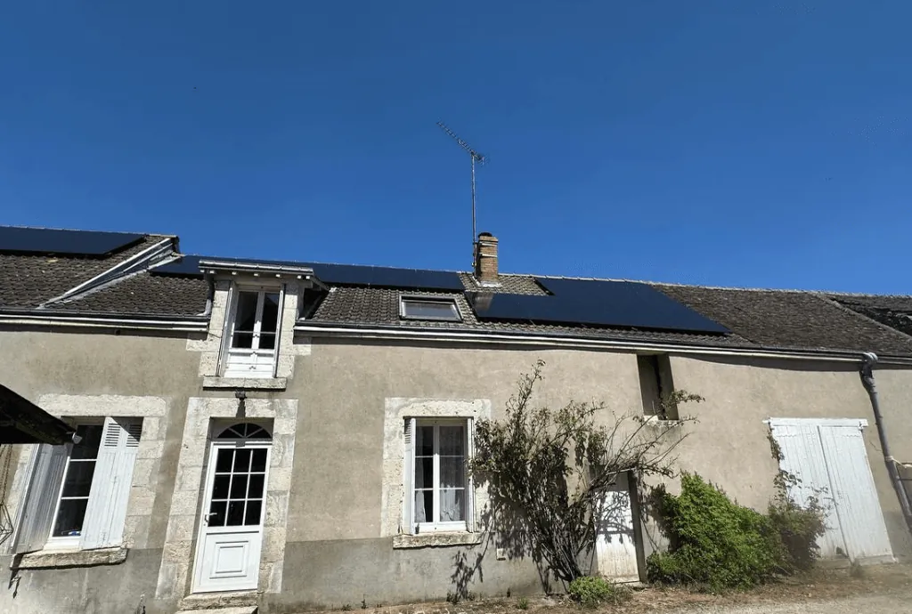 Photo d'un toit d’une maison à Marolles en France équipée de panneaux photovoltaïques dont l'installation a été faite par Solarock.