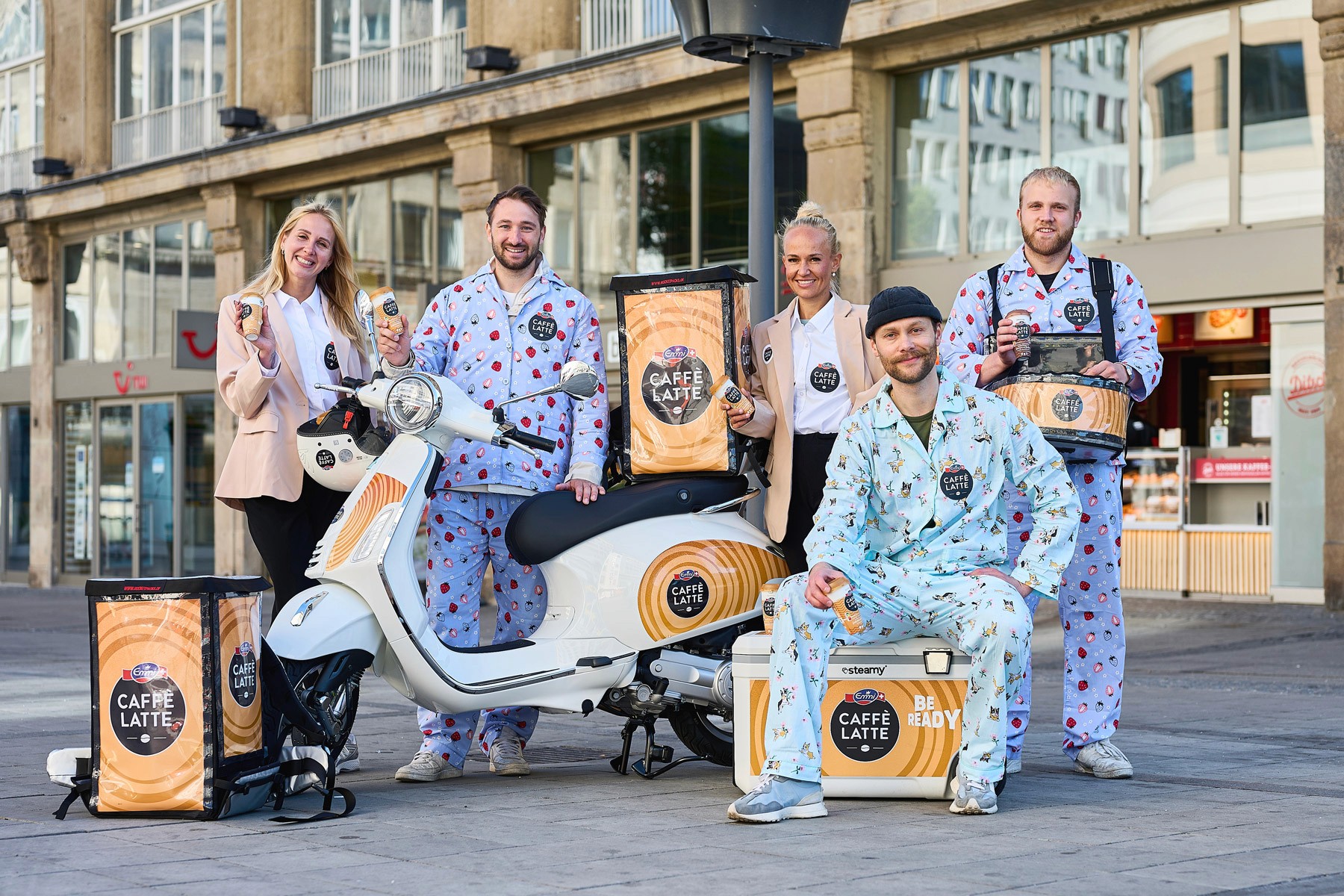 Jubelnde STS-Fans mit Deutschlandflaggen