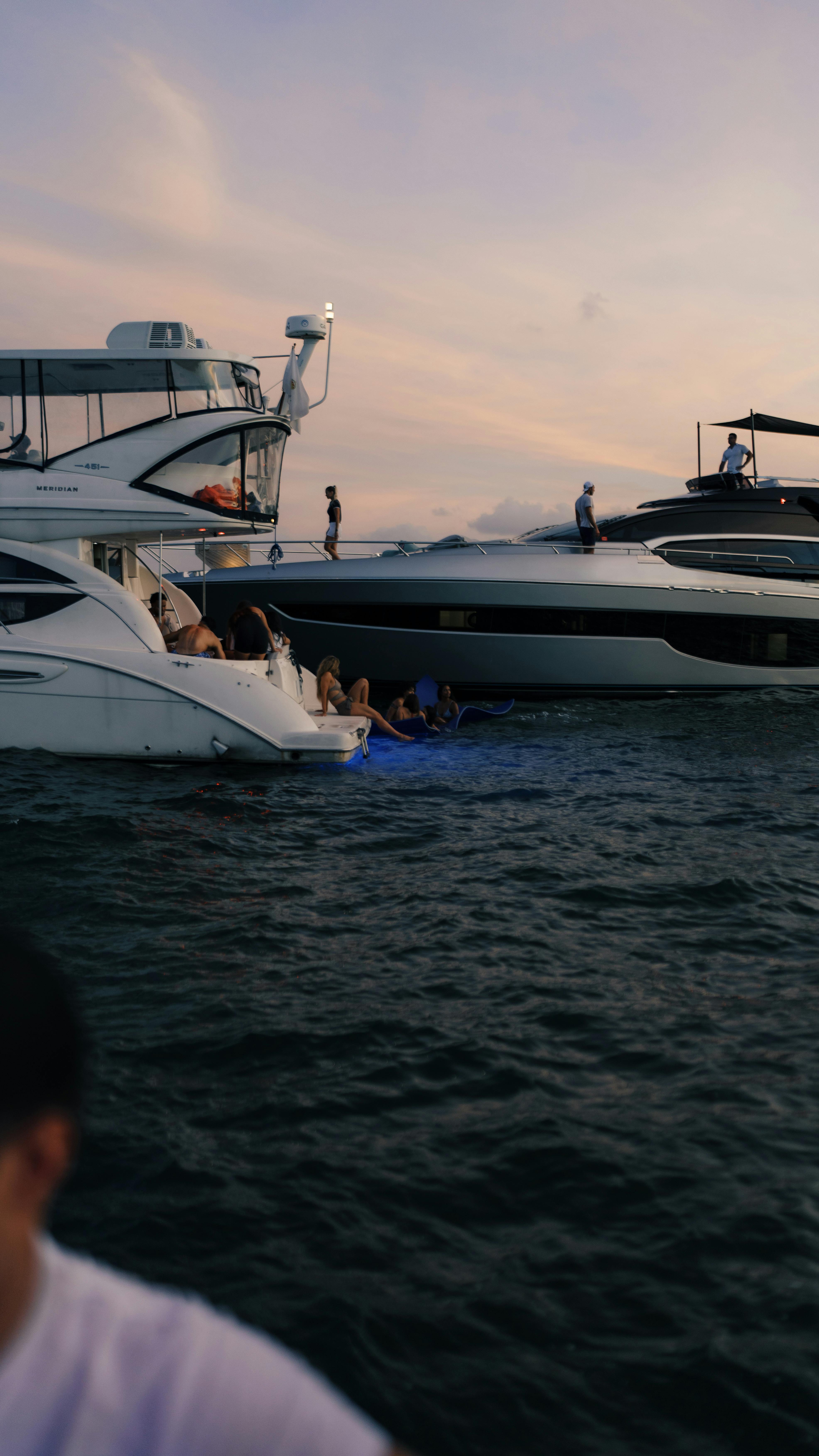Grupo de personas disfrutando de un yate de lujo de alquiler