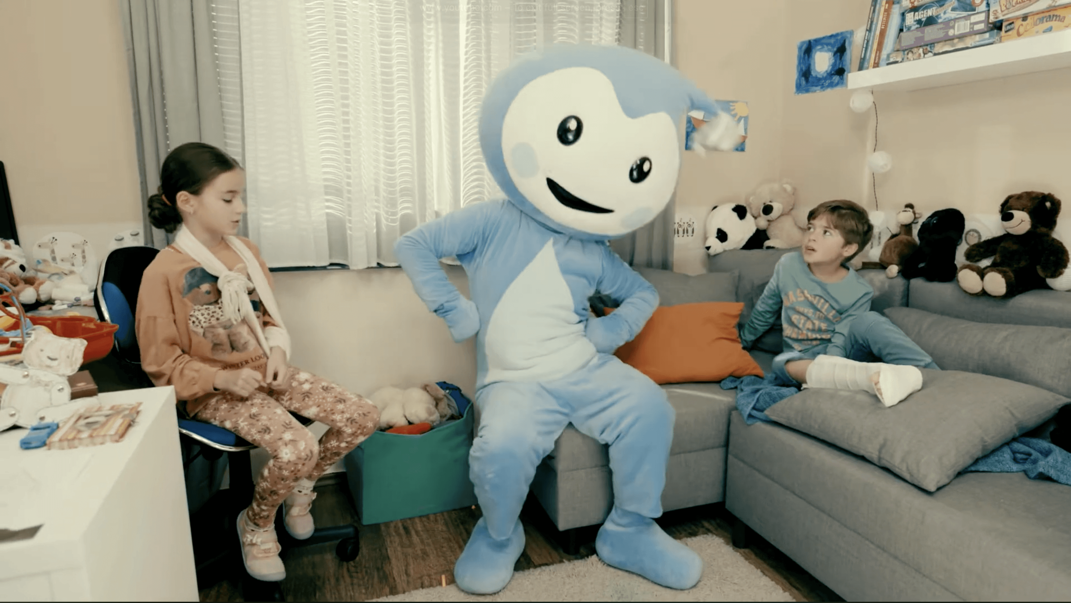 Cseppbarát kék kabalafigurája gipszelt kezű kislánnyal és gipszelt lábú kisfiúval