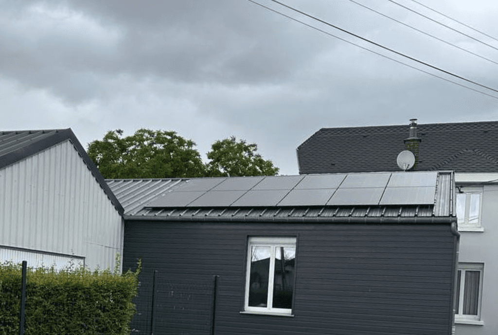 Photo d'une maison à Roisel équipée de panneaux photovoltaïques dont l'installation a été faite par Solarock.
