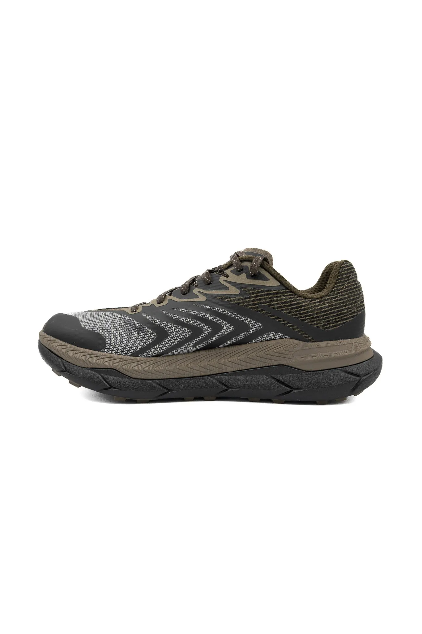 Photographie de packshots produits de mode e-commerce pour chaussures de sport et équipement outdoor.