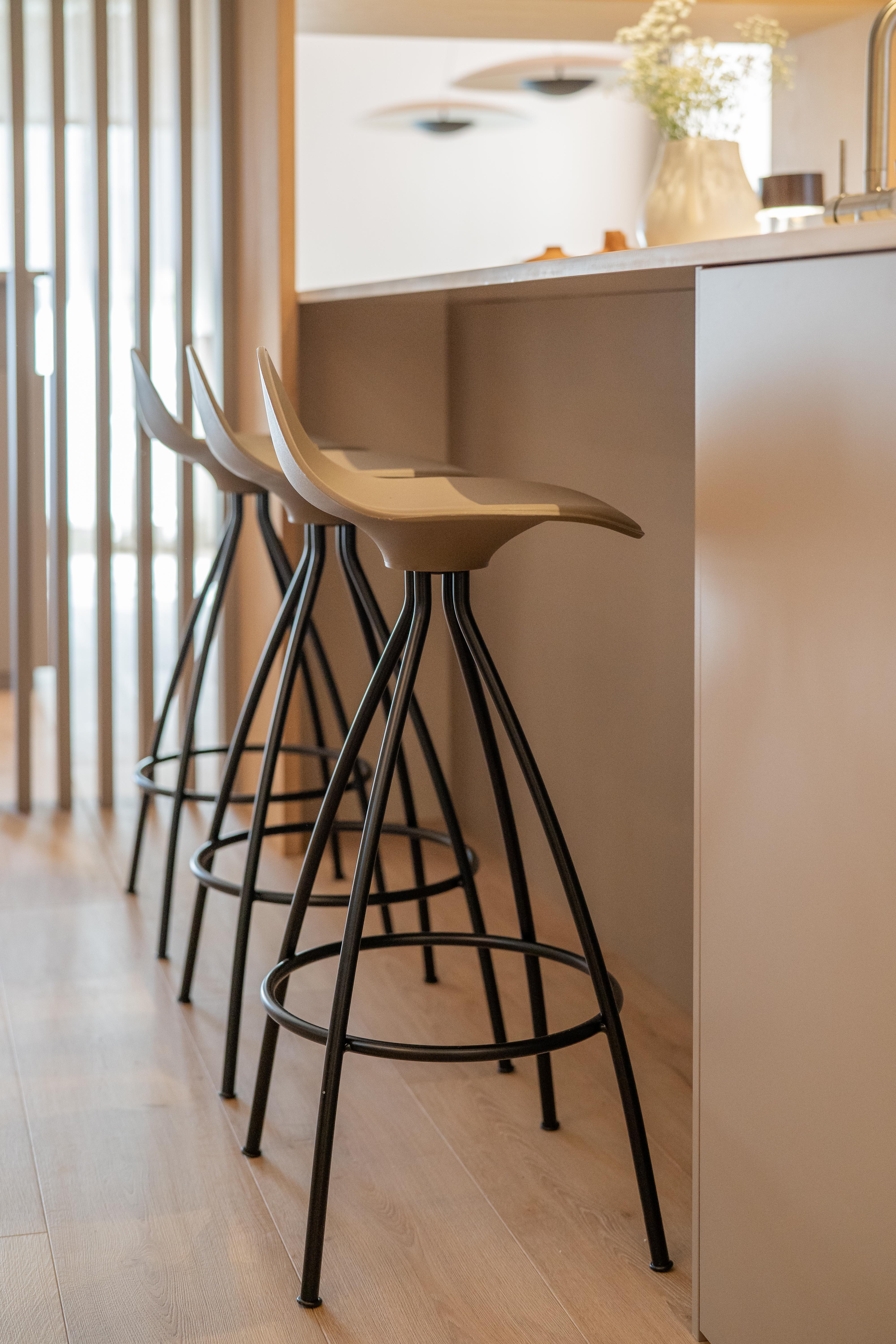 Detalle de isla de cocina con taburetes