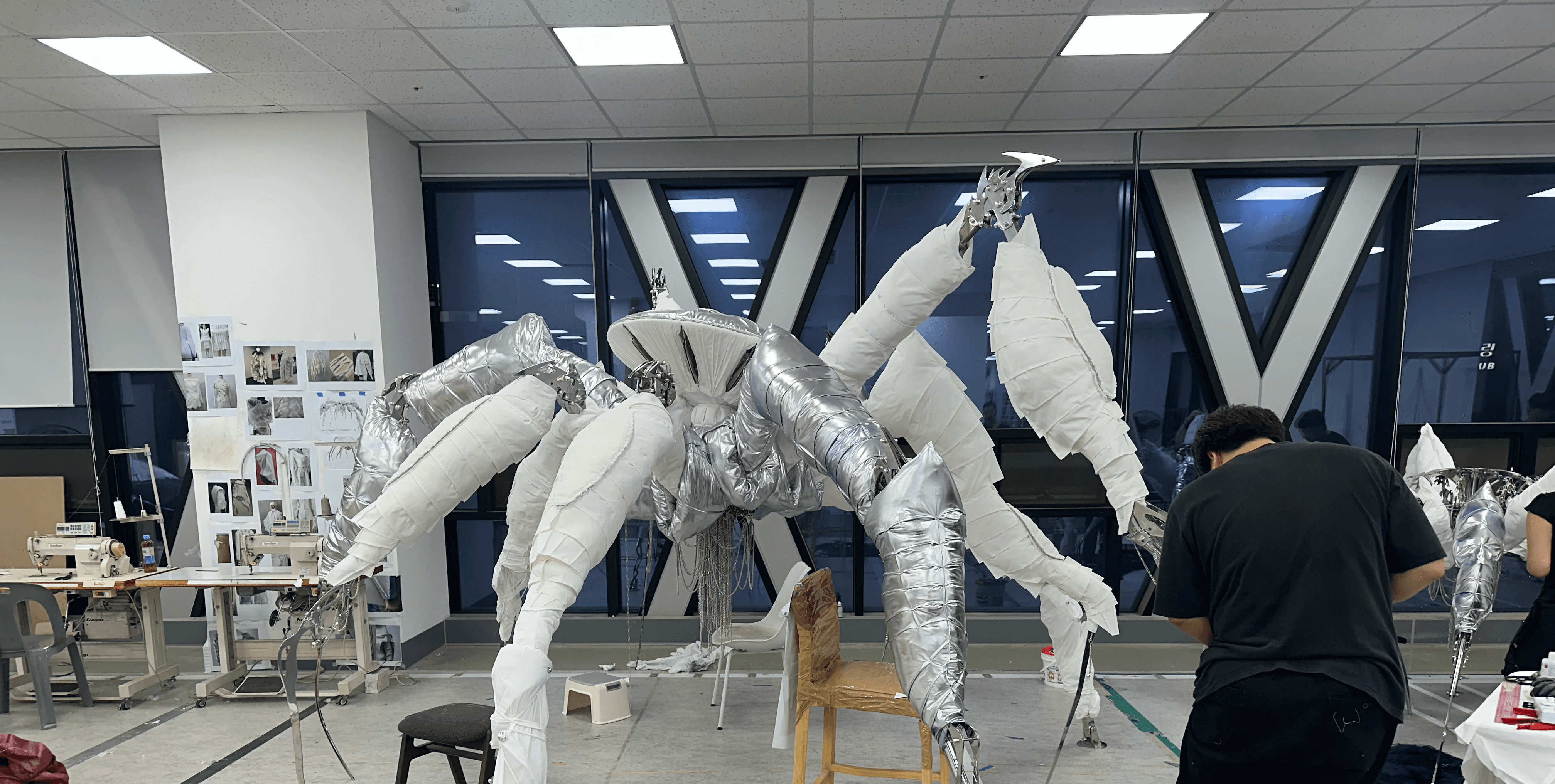 젠틀몬스터 Arachnid 패브릭 조형물 제작 과정, 철골 프레임 위 흰 천 커버링 디테일, 설치 조형물 제작 스튜디오 작업 현장 / The Arachnid fabric sculpture fabrication process, white cotton covering over steel frame, installation sculpture studio workshop