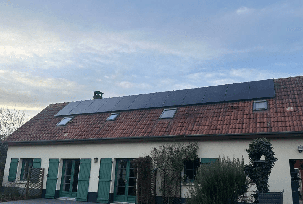 Photo d'une maison à Saint-Riquier en France équipée de panneaux photovoltaïques dont l'installation a été faite par Solarock.