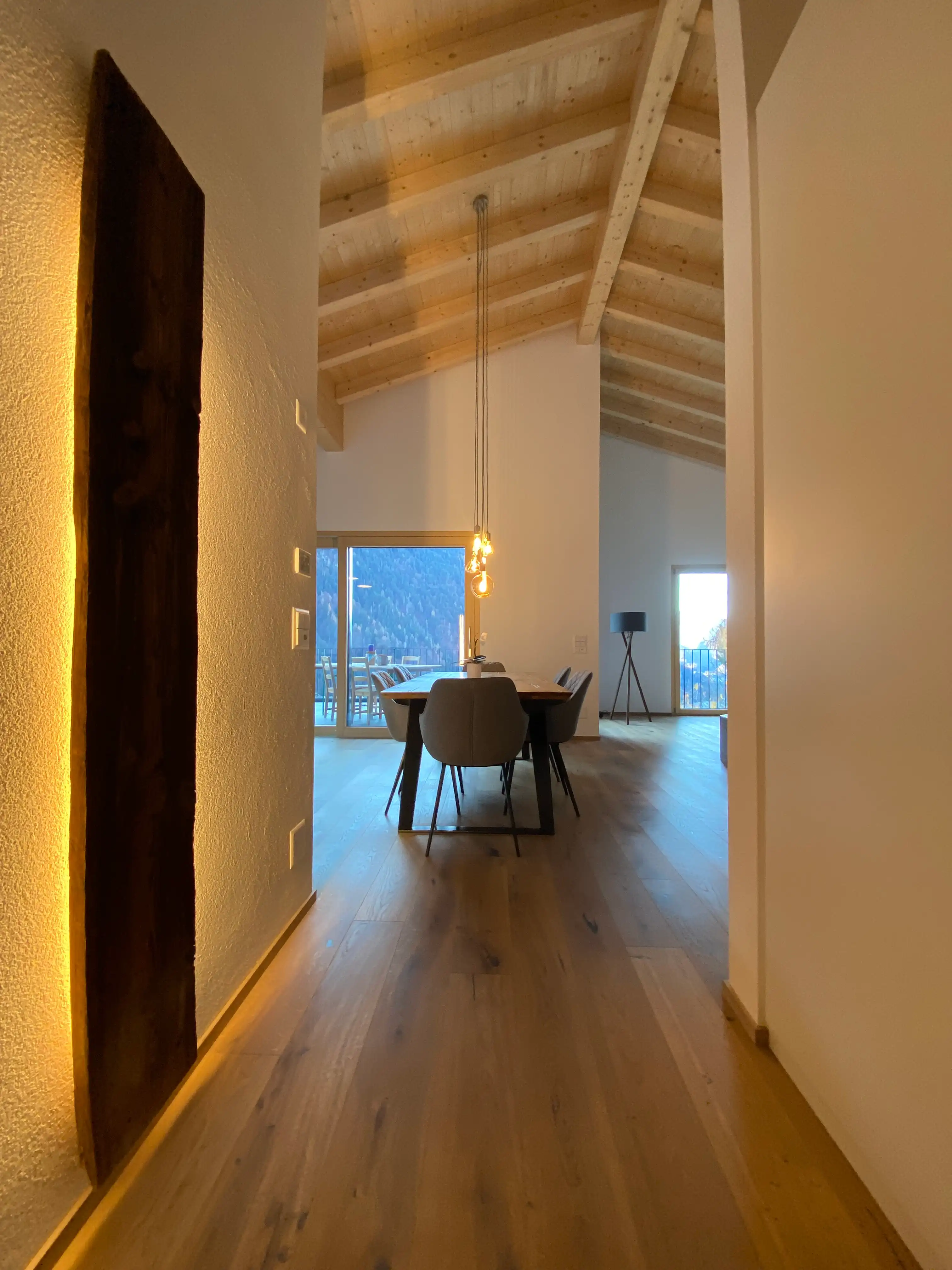 Rote Fassade Neubau Einfamilienhaus in Fajauna Graubünden - Niggli Architektur Grüsch