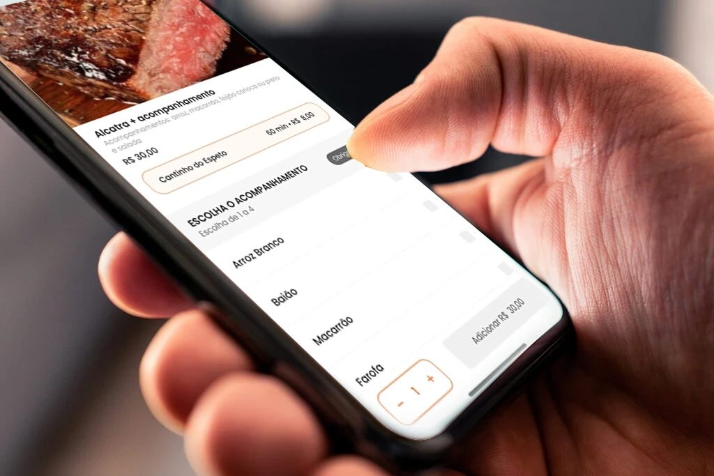 Como administrar um restaurante delivery: cliente confere os preços de um prato.