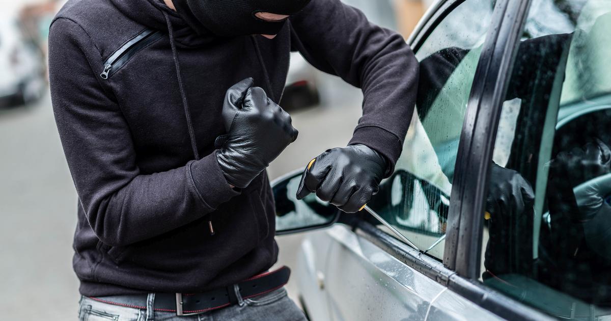 Thief breaking into car