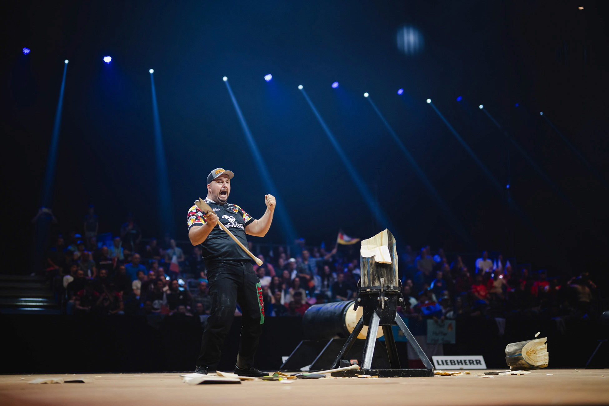 Sportler auf der Bühne am jubeln