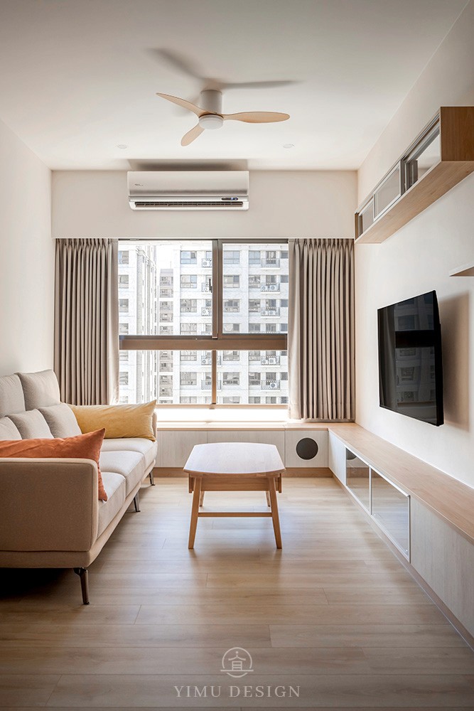 木光居住宅客廳空間設計，木質元素搭配自然採光