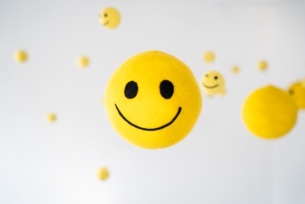 Ručne vyrobený žltý smiley objekt zo slovenskej vlny v galérii