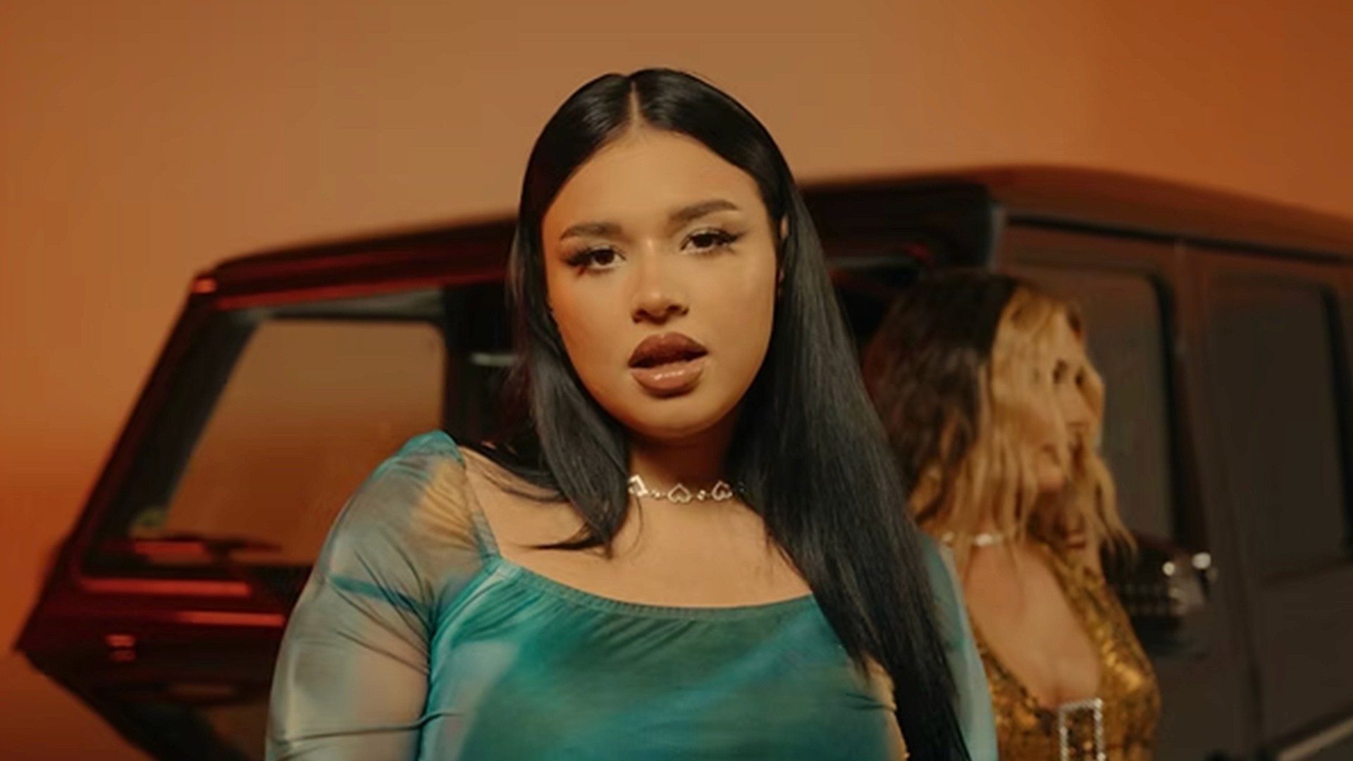 sängerin vor g klasse mercedes benz, ROTE MÜTZE RAPHI x KATY B DIAMOND x ACHTABAHN - CHLOÉ (OFFICIAL VIDEO), dancer in front of camera, schwarz weiß biod tanz gruppe