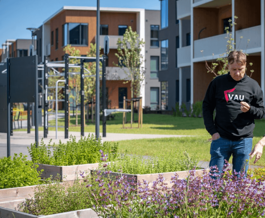 A person and person standing in a garden

AI-generated content may be incorrect.
