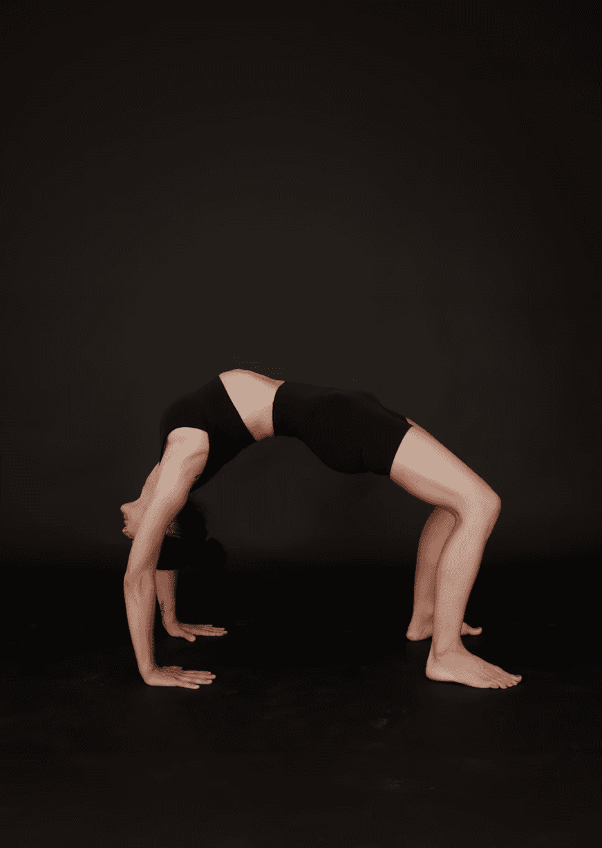 Annika macht eine Yoga-Pose: Bogen