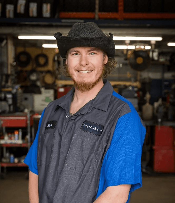 Raphaël Laroque, technicien en mécanique au Garage Claude Coutu, expert en pneus, échappements et soudure durable.